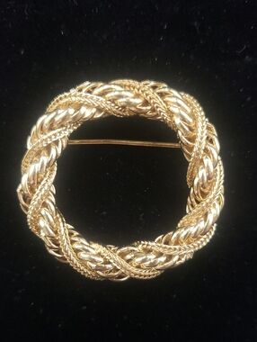 Vintage Dynasty Goldtone Twisted Rope Design Circle Pin/Brooch